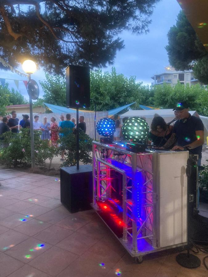 Camping El Pinar Platja Santa Susanna Esterno foto